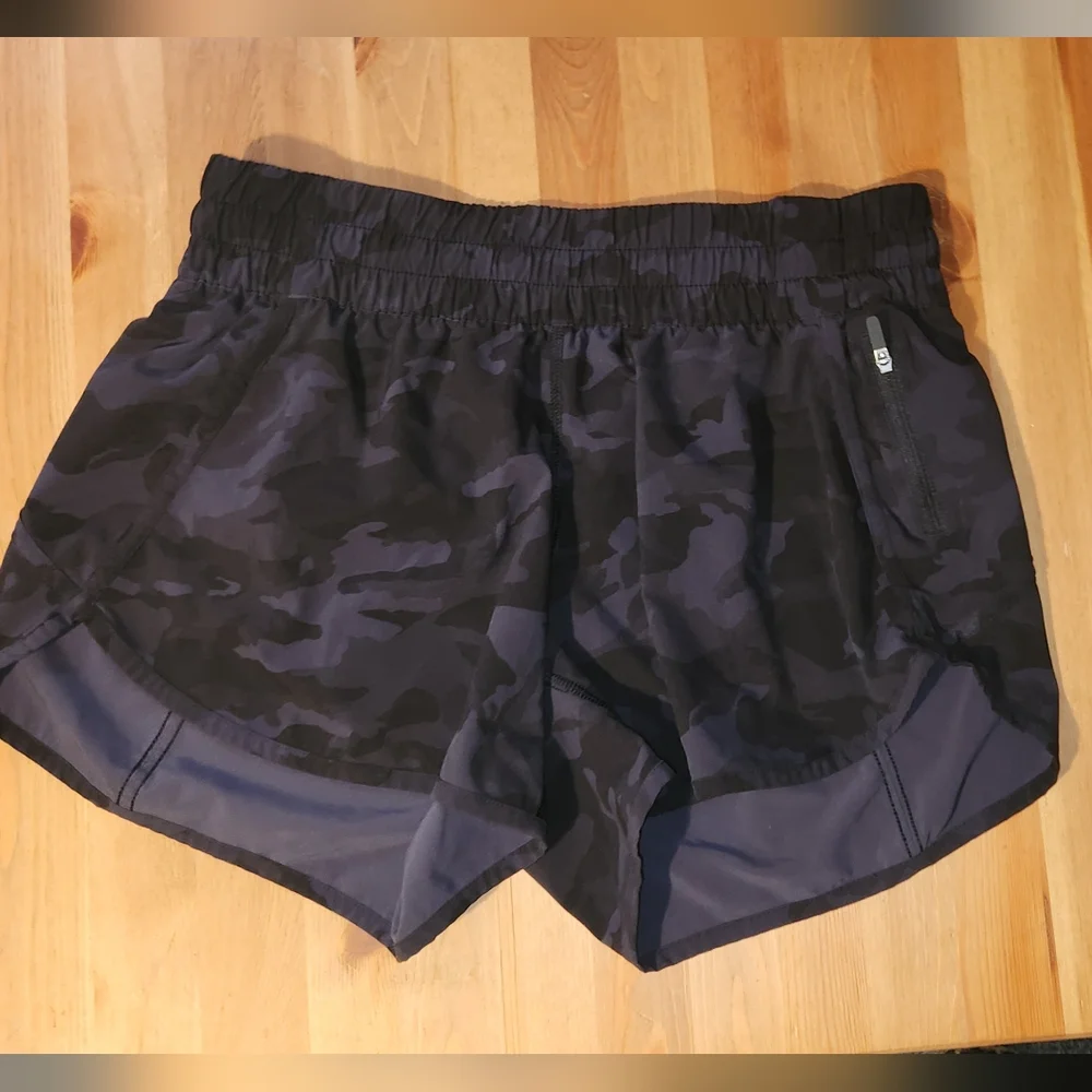 Lululemon Tracker Shorts Size 10 - Picture 2 of 4